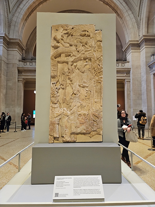 메트로폴리탄 박물관 로비에 전시된 마야 유물. 과테말라 피에드라스네그라브 지역의 통치자 키니치 요날 아크 2세의 좌상이 새겨져 있다. [사진-임영태]