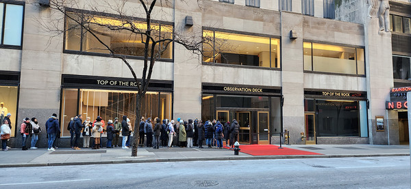 탑 오브 더 락 옥상 전망대에 입장하기 위해 기다리는 사람들. [사진-임영태]