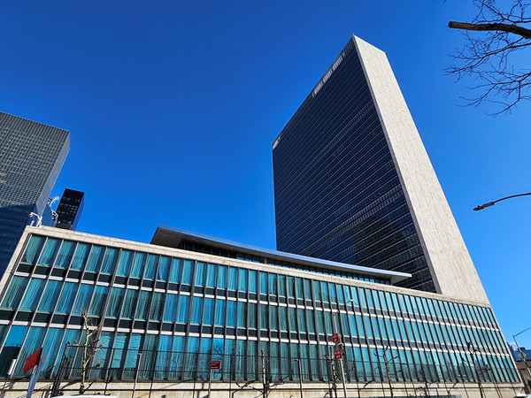 옆에서 본 뉴욕 유엔 본부 건물 [사진-임영태]