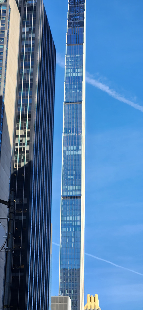 하늘 높은 줄 모르고 솟은 뉴욕의 마천루 빌딩. 올려다 보려니 목이 아프다[사진-임영태]
