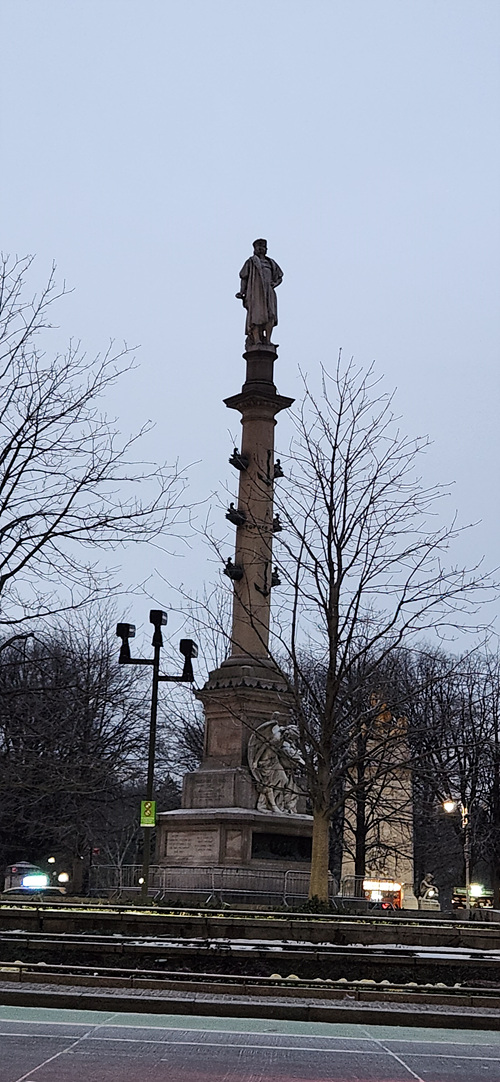 콜럼버스 로터리 가운데 서 있는 콜럼버스 동상 [사진-임영태]