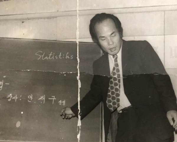 경북대 수학교실 세미나에서 발표 중인 안재구 교수. [사진 제공 - 안영민]