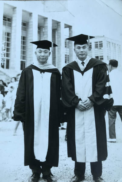 1970년 8월, 안재구 교수는 만 37세의 나이에 이학박사학위를 받았다. 박사학위 수여식에는 은사인 당시 박정기 경북대 총장도 함께 했다. [사진 제공 - 안영민]