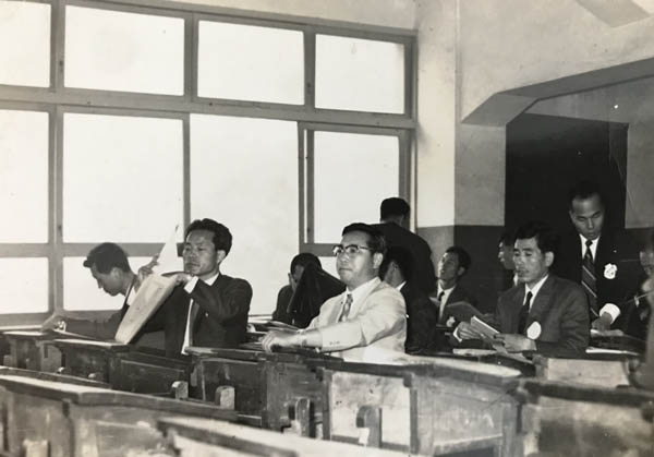 당시 대한수학회 세미나에서는 발표자의 절반 이상이 경북대 수학교실 멤버였다. 경북대에서 열린 세미나에 참여한 안재구 교수(맨뒤). [사진 제공 - 안영민]