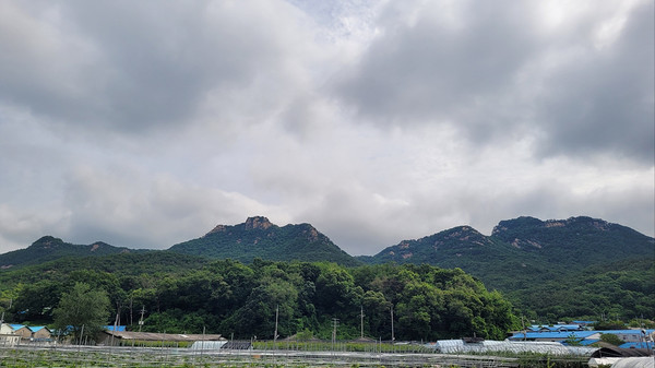 지나온 12구간 불곡산 임꺽정봉. [사진 제공-통일뉴스백두대간종주대]