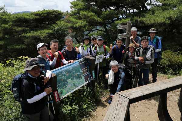 박명한 대원까지 합세해 완전체가 된 대오. [사진 제공-통일뉴스백두대간종주대]