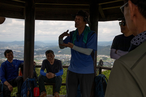 김재선 대원의 산경표 강의. [사진 제공-통일뉴스백두대간종주대]