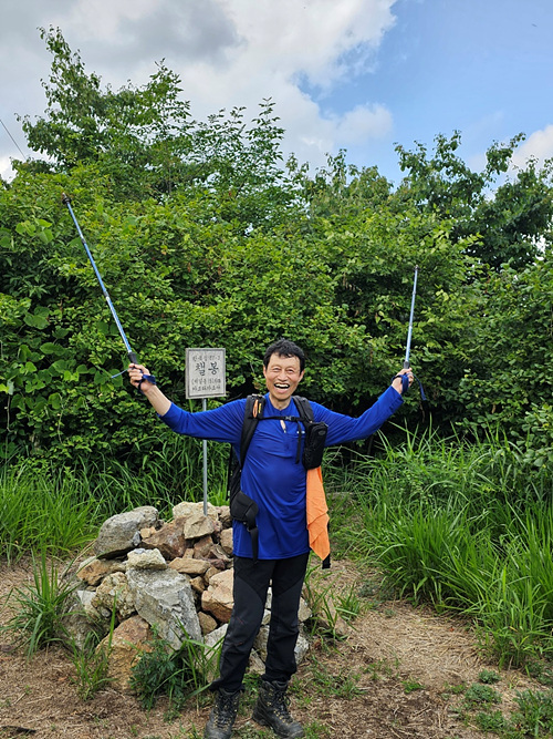 챌봉에서 오동진 후미대장. [사진 제공-통일뉴스백두대간종주대]