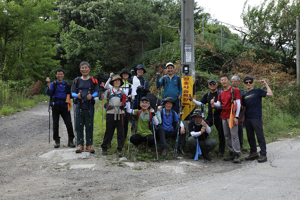 완주한 대원들. [사진 제공-통일뉴스백두대간종주대]