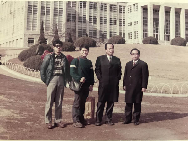 안재구 교수는 은사인 박정기 교수의 총장 재임 기간 동안 문리대 학생과장을 맡아 시위학생 징계를 최소화 하는데 앞장섰는데, 이 때문에 ‘학생운동에 동정적’이라는 이유로 교수 재임용에 탈락되고 말았다. 사진은 경북대 문리대 학생과장 시절의 안재구 교수.(오른쪽에서 두 번째) [사진 제공 – 안영민]