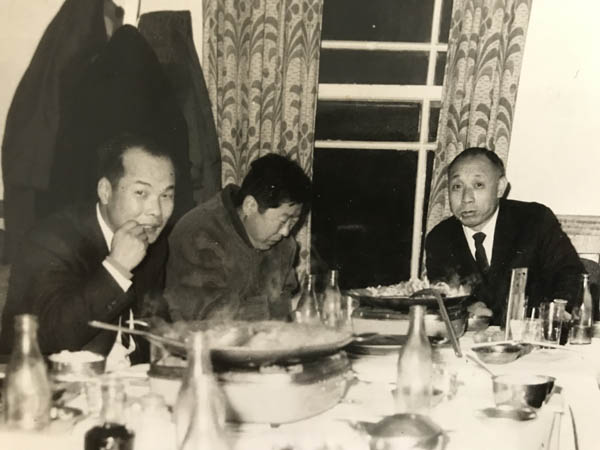 박정기 교수가 경북대 총장으로 재직하는 동안 아버지는 문리대 학생과장으로 재직하면서 시위 주동 학생들의 징계를 낮추기 위해 애를 썼다. 사진은 박정기 교수와 함께 식사 모임에서. [사진 제공 – 안영민]