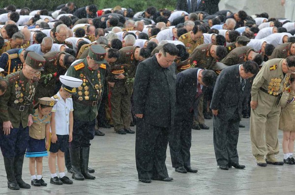 빗속에 전쟁노병, 당정 고위간부, 새 세대와 함께 참배하는 김정은 국무위원장 [사진-노동신문 갈무리]