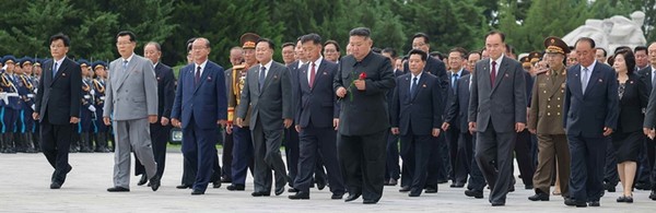 당정군 간부들과 함께 대성산혁명열사릉을 참배하는 김 위원장 [사진-노동신문 갈무리]