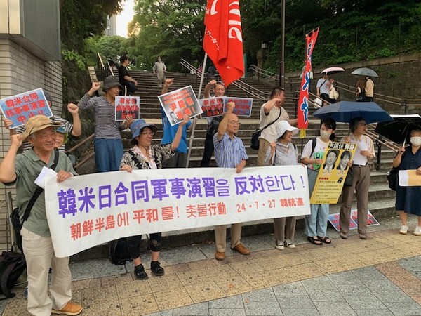 도쿄 우에노 역전에서 비가 내리는 가운데  시작한 촛불행동. [사진-통일뉴스 박명철 통신원]