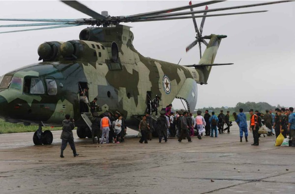 주민 구조작전에는 10여 대의 공군 및 해군 헬기가 동원되었으며, 20차례씩 왕복비행하여 5,000여 명의 주민들을 구조했다고 한다. [사진-노동신문 갈무리] 