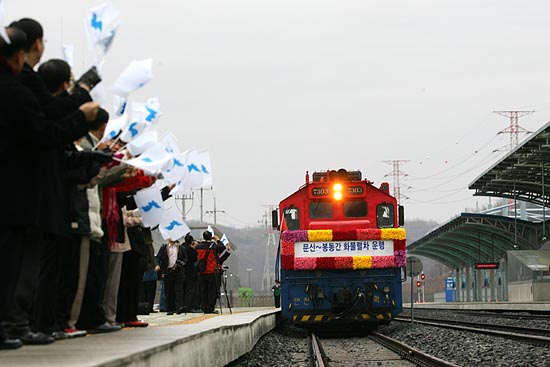 지난 2007년 12월 11일 오전 8시 20분 문산-봉동 구간 경의선 화물열차가 도라산역을 출발하고 있다. [통일뉴스 자료사진]