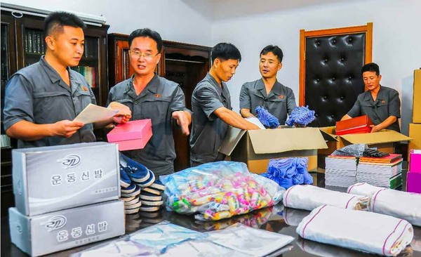 경공업성이 준비한 생활용품 [사진-노동신문 갈무리]