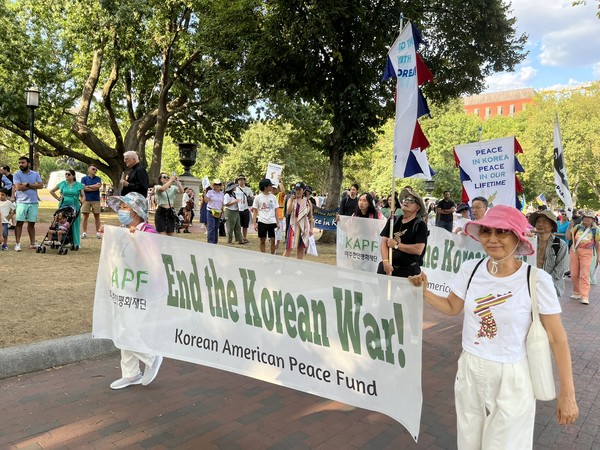 백악관 앞에서 집회 후 링컨메모리얼을 향해 행진 1.  [사진-통일뉴스 김갑송 통신원]