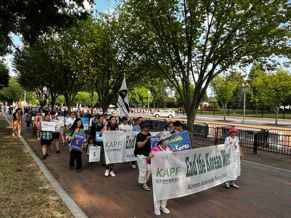 백악관 앞에서 집회 후 링컨메모리얼을 향해 행진2.  [사진-통일뉴스 김갑송 통신원]