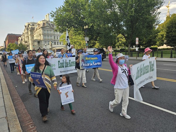 백악관 앞에서 집회 후 링컨메모리얼을 향해 행진3.  [사진-통일뉴스 김갑송 통신원]