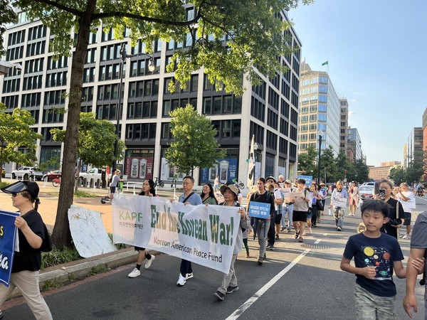 백악관 앞에서 집회 후 링컨메모리얼을 향해 행진4.  [사진-통일뉴스 김갑송 통신원]