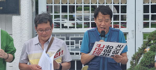 기자회견문을 낭송하는 추모연대 장현일 의장과 전민동 김남수 대표 [사진-통일뉴스 이창훈 통신원]