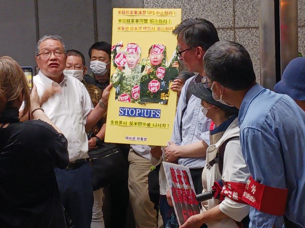 ‘노조반전행동실행위원회’와 재일 한통련이 공동 주최로 7월 31일 저녁 도쿄 미나토구 주일 미국대사관 앞에서 항의시위를 벌였다. 이날 기조보고를 하고 있는 손형근 재일 한통련 의장. [사진-통일뉴스 박명철 통신원]