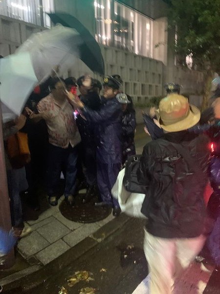 미대사관 앞에서 시위대를 가로 막는 일본경찰관들. [사진-통일뉴스 박명철 통신원]