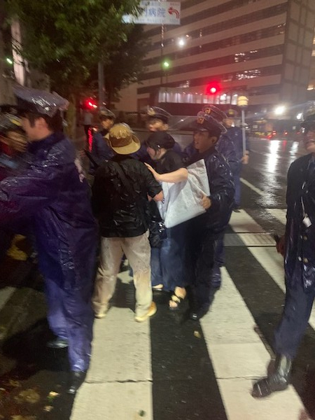 여성노동자를 밀치는 일본 경찰관. [사진-통일뉴스 박명철 통신원]