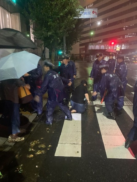 경찰관들의 압박으로 넘어진 여성노동자. [사진-통일뉴스 박명철 통신원]