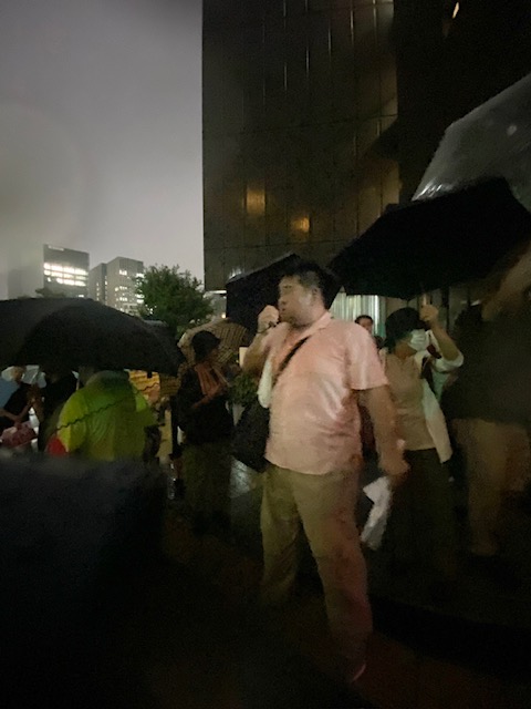 폭우 속  미대사관 앞에서 구호를 외치는 노동자. [사진-통일뉴스 박명철 통신원]