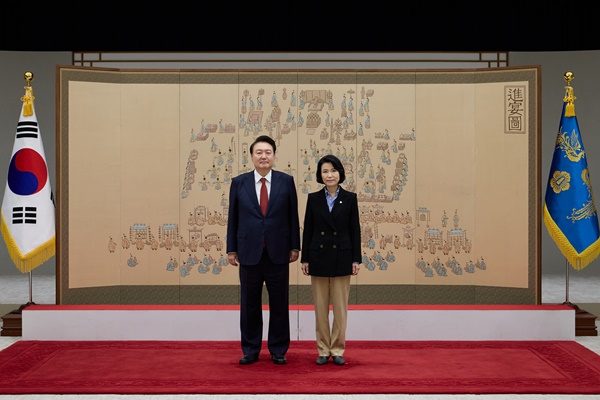 1일 임명장 수여식에서 윤 대통령과 이진숙 방송통신위원장. [사진제공-대통령실]
