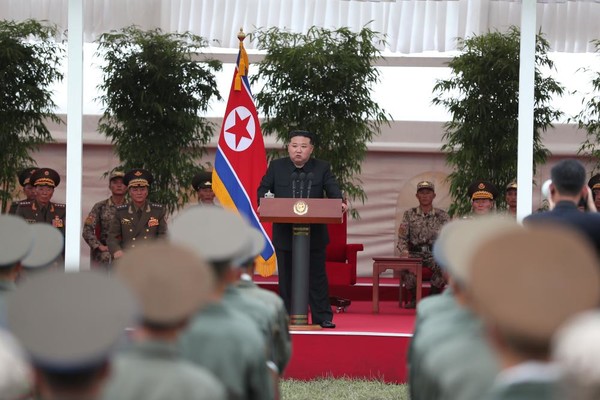 김정은 위원장이 조선인민군 공군 직승비행부대에 대한 훈장수여식에서 연설을 하고 있다. [사진-노동신문 갈무리]