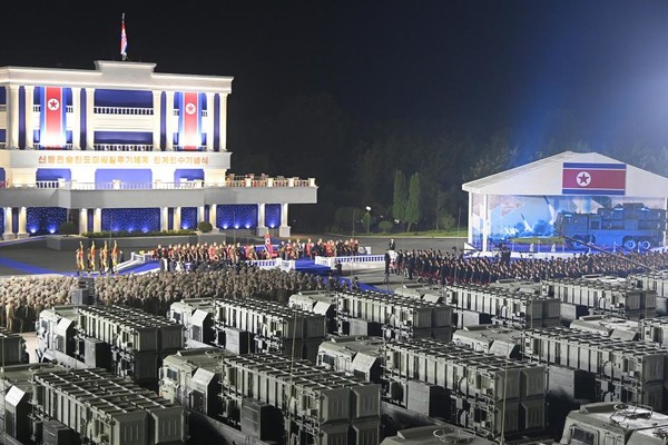 신형 전술탄도미사일무기체계 인계인수기념식 장면. [사진-노동신문 갈무리]