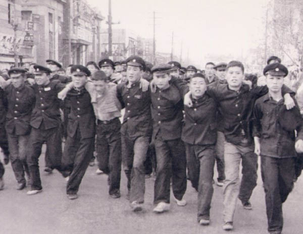 1960년 2월 28일 대구 지역 고등학생들이 이승만 퇴진을 요구하며 시위를 벌이고 있다. 대구 2.28시위는 4.19혁명의 기폭제가 되었다. [사진 제공 – 안영민]