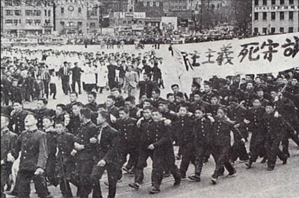 3.15 부정선거를 규탄하며 4월 19일 거리로 뛰쳐나온 학생들의 시위는 마침내 이승만을 권좌에서 끌어냈다. 4.19혁명은 전쟁과 분단의 과정 속에 침묵하며 상아탑 안에서 수학 공부에만 몰두했던 안재구 교수의 인생에서도 큰 분기점이 되었다. 안재구 교수는 4.19를 통해 다시 변혁운동의 길에 뛰어들 각오를 새롭게 다졌다. [사진 제공 – 안영민]