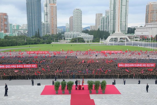 평양 4.25문화회관 광장에서 진행된 백두산영웅청년돌격대 진출식 광경. [사진-노동신문 갈무리]