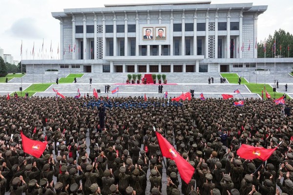 김정은 위원장은 “이런 폭발적인 탄원열풍은 어느 나라에서도 찾아볼 수가 없다.”고 말했다. [사진-노동신문 갈무리]