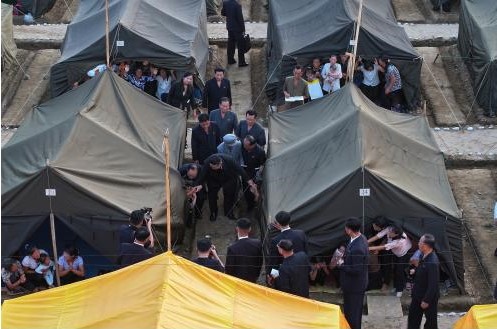 김 위원장은 수재민들이 임시 거처하고 있는 가설 천막촌을 찾았다. [사진-노동신문 갈무리]