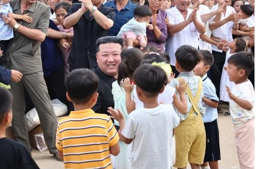 김정은 위원장은 수재민 어린이들을 평양에서 교육받도록 조치를 취했다. [사진-노동신문 갈무리]