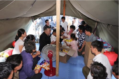 가설 천막에서 기거하고 있는 수재민을 찾아 위로하고 있는 김정은 위원장, [사진-노동신문 갈무리]