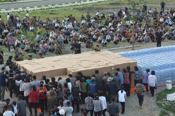 자강도 수재민들을 위한 지원물자를 실은 자동차 수송대가 지난 10일 현지에 도착했다. [사진-노동신문 갈무리]