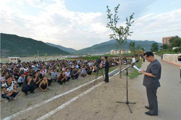 김재룡 당 비서는 지원물자를 전달하면서 수재민들의 생활을 근심하는 김 위원장의 뜻을 명심해 인민에 대한 충실한 복무, 재해복구 결과로 보답할 것을 당부했다. [사진-노동신문 갈무리]