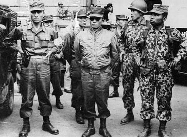 5.16쿠데타 쿠데타 군을 이끌고 서울시청 앞에 도착한 박정희와 그 일당들. 왼쪽은 박종규, 오른쪽은 차지철이다. 이들은 정권을 탈취하자마자 진보 혁신계 인사들에 대한 대대적인 체포에 나섰다. [사진 제공 – 안영민]