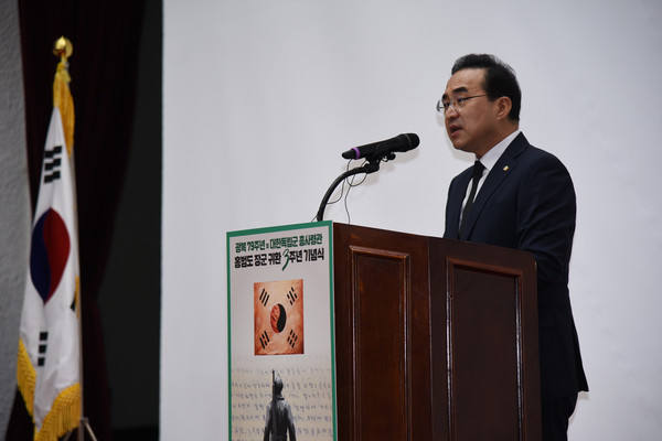 광복 79주년 및 대한독립군총사령관 홍범도 장군 귀환 3주년 기념식에서 홍범도장군기념사업회 박홍근 이사장이 기념사를 하고 있다. [사진-통일뉴스 임재근 객원기자]