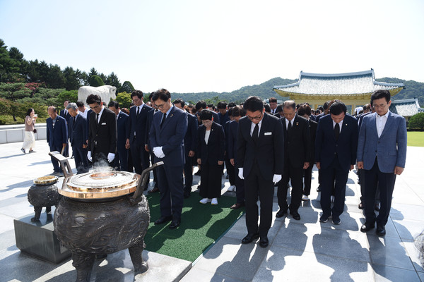 광복 79주년 및 대한독립군총사령관 홍범도 장군 귀환 3주년 기념식에 앞서 참석자들은 현충탑을 찾아 참배를 했다. [사진-통일뉴스 임재근 객원기자]