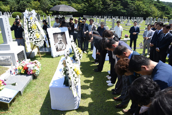 광복 79주년 및 대한독립군총사령관 홍범도 장군 귀환 3주년 기념식이 끝난 후 참석자들은 홍범도 장군 묘역(독립유공자 제3묘역 917)에서 헌화와 참배를 진행했다. [사진-통일뉴스 임재근 객원기자]