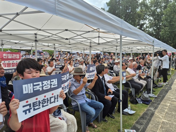정부 경축식이 열린 15일 오후 '역사왜곡을 반대하는 시민사회단체'들이 효창공원내 삼의사 묘역에서 별도의 기념식을 개최했다. [사진-통일뉴스 이승현 기자]