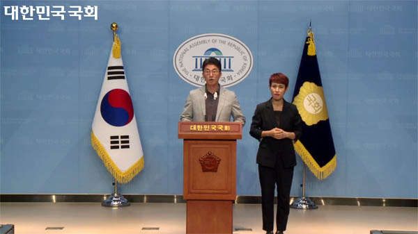 노종면 더불어민주당 원내대변인은 19일 오후 국회 소통관 기자회견장에서 윤석열 대통령의 을지 국무회의 모두발언에 대해 맹공했다. [갈무리 사진 - 통일뉴스]