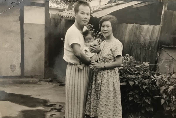 안재구 교수는 1964년 봄에 이재문 선생과 다시 만나면서 평생을 함께할 동지적 관계를 맺었다. 사진은 1964년 4월 큰딸이 태어난 뒤 부인 장수향 여사와 단란한 한때를 보내던 안재구 교수. [사진 제공 – 안영민]